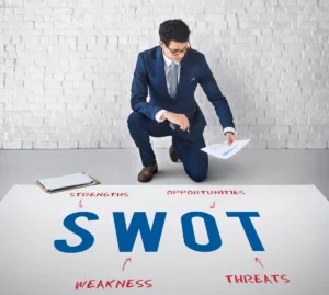 Profissional em um ambiente corporativo analisando uma matriz SWOT, simbolizando o uso dessa ferramenta estratégica para melhorar o desempenho de um negócio.