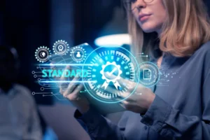 Profissional analisando padrões de qualidade e eficiência com uso de tecnologia digital aplicada à gestão de processos.