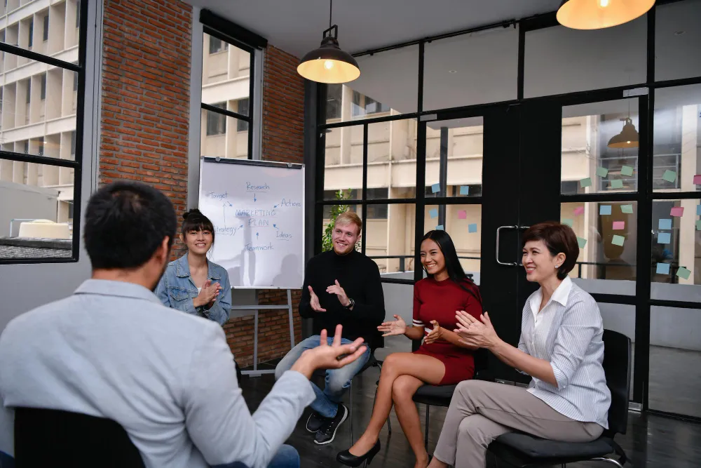 Equipe de recursos humanos em reunião colaborativa, simbolizando o papel estratégico do RH na gestão de processos e no engajamento organizacional.