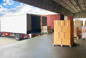 Carga sendo preparada para transporte em área de docas, representando processos da cadeia logística farmacêutica conforme RDC 430 e RDC 653.