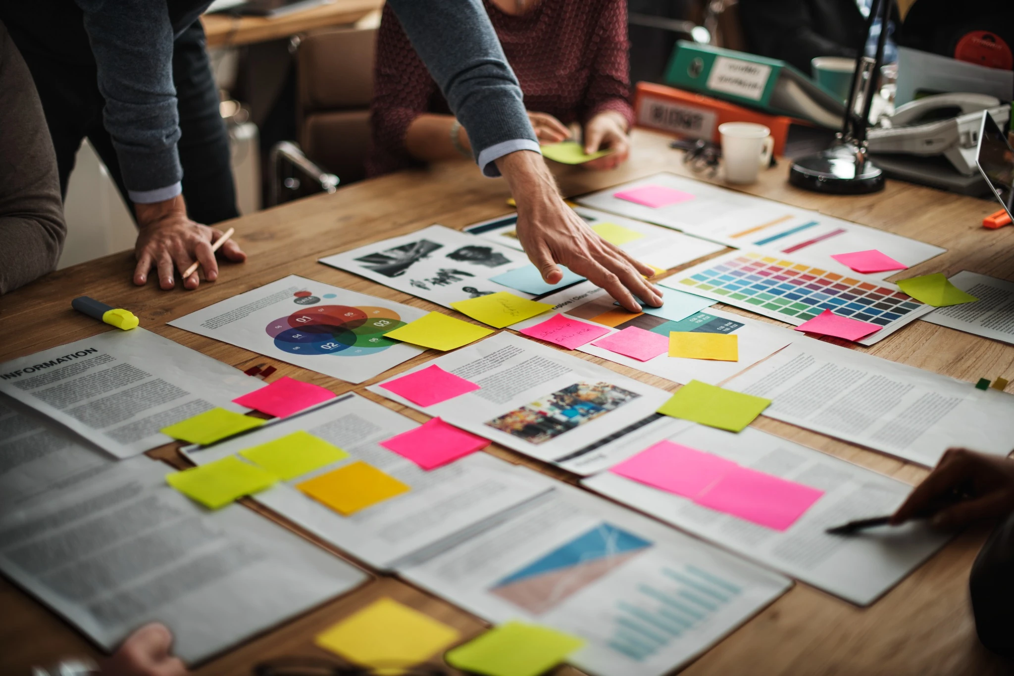 Profissionais planejando um projeto com anotações e gráficos sobre a mesa