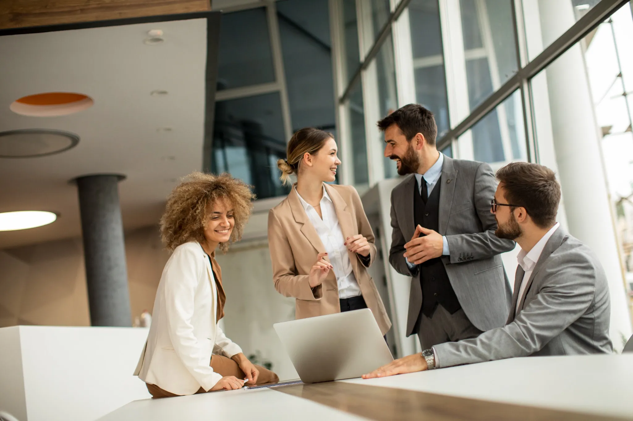 Equipe de profissionais discutindo estratégias de gestão empresarial em ambiente corporativo moderno