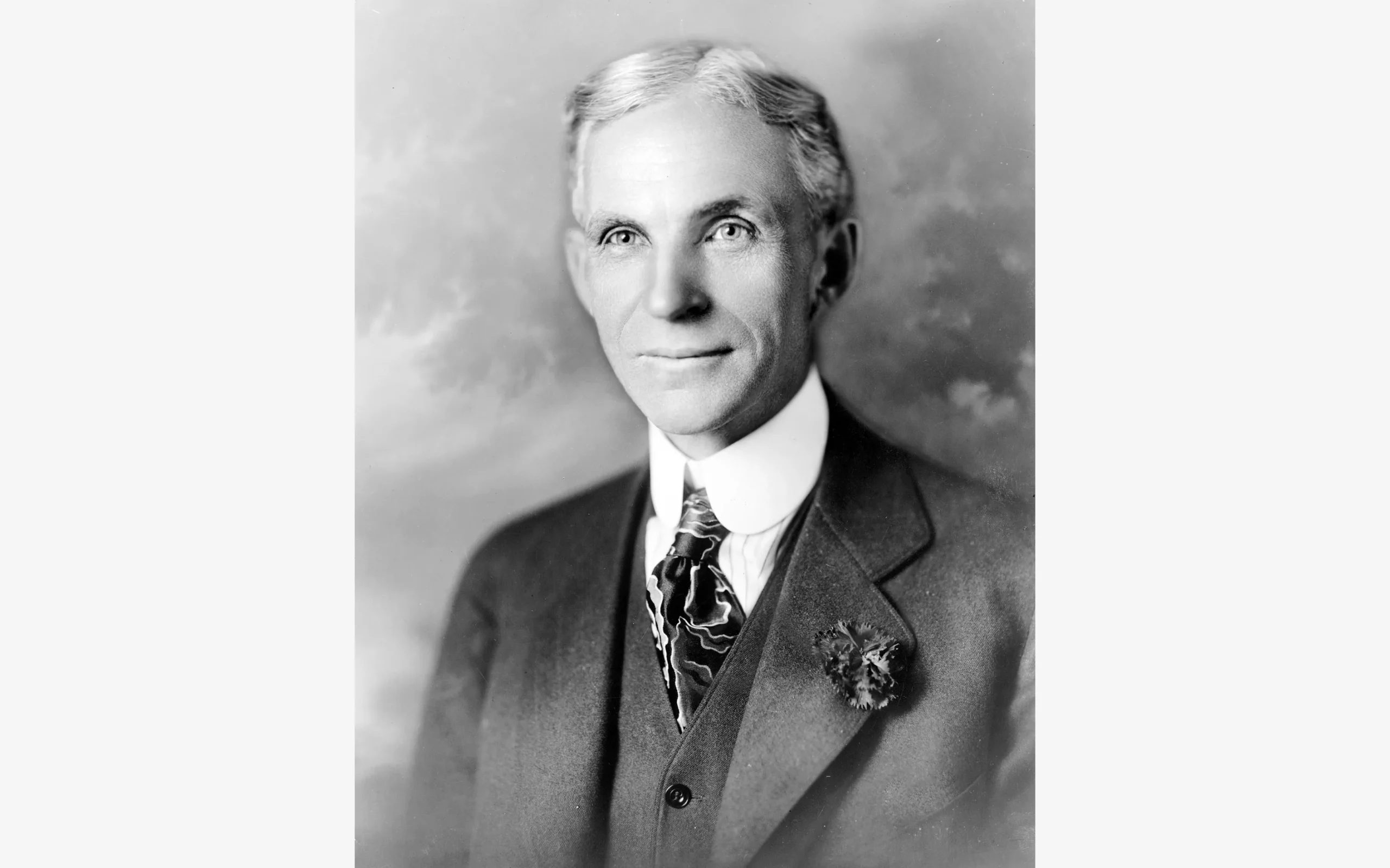 Retrato de Henry Ford em formato horizontal, representando o líder que revolucionou a produção industrial e a eficiência nas operações.