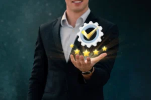 Pessoa de terno segurando ícone de qualidade com estrelas e selo de aprovação, representando excelência e melhoria contínua em processos