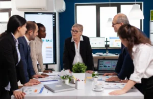 Equipe analisando indicadores e discutindo ações táticas em reunião de S&OE para garantir execução alinhada ao planejamento