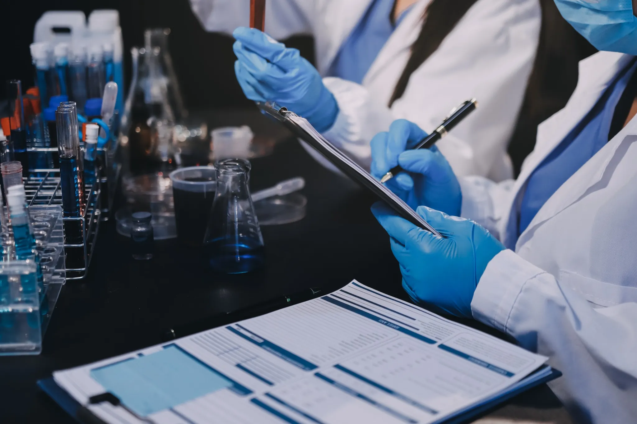 verificação continuada de processo em laboratório farmacêutico com análises e registros técnicos