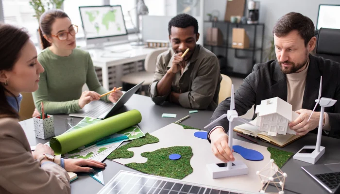 Profissionais analisando projetos de sustentabilidade e gestão ambiental relacionados a energia renovável e planejamento territorial